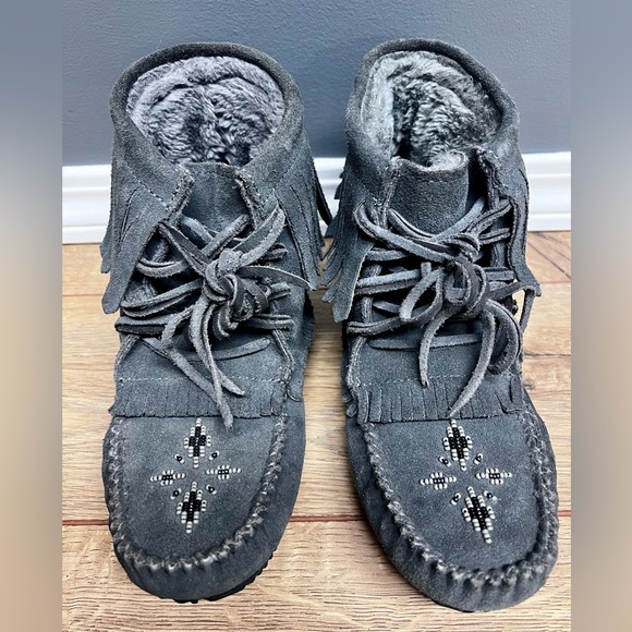 Manitobah Mukluk Harvester Suede Moccasin Vibram Charcoal - Picture 5 of 5